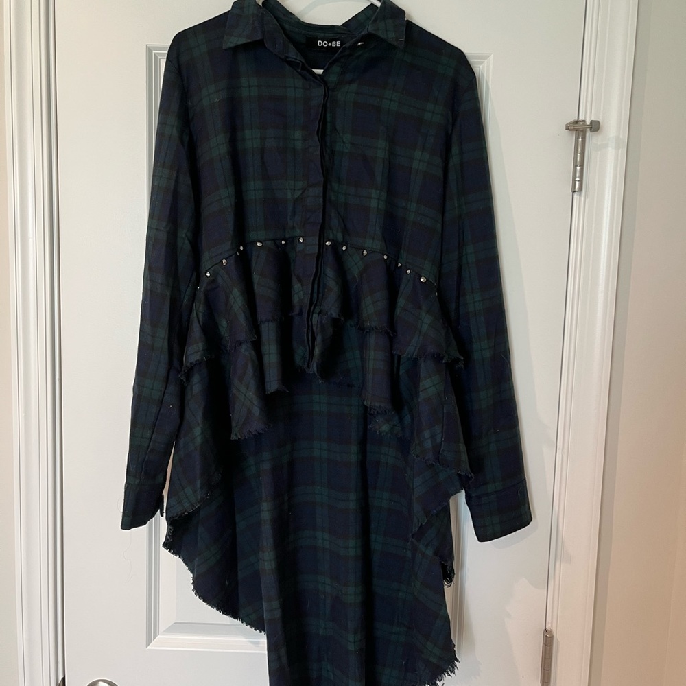 Do + Be from boutique Ruby and Jenna. Blue and green flannel, high/low. Size L